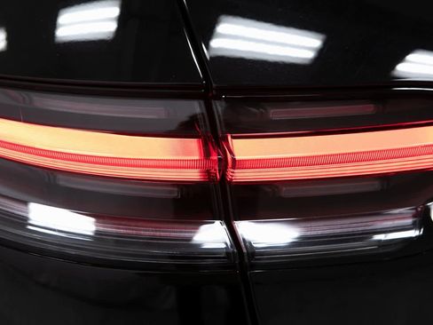 Certified 2025 Porsche Macan image 36