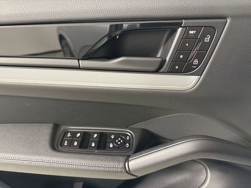 Certified 2025 Porsche Cayenne AWD/4WD image 33