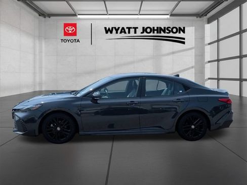 Used 2025 Toyota Camry SE FWD image 2