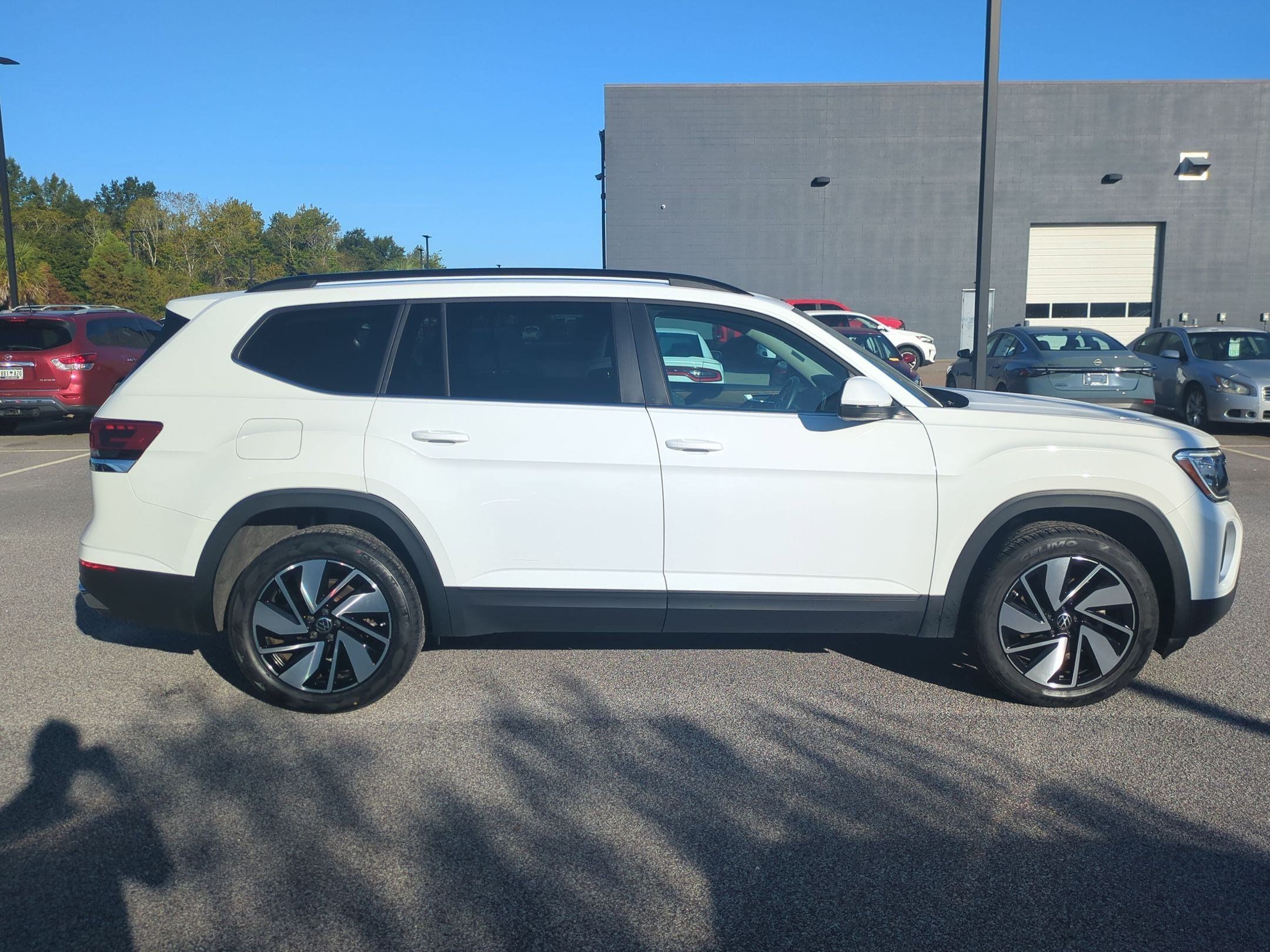Used 2025 Volkswagen Atlas SE FWD image 2