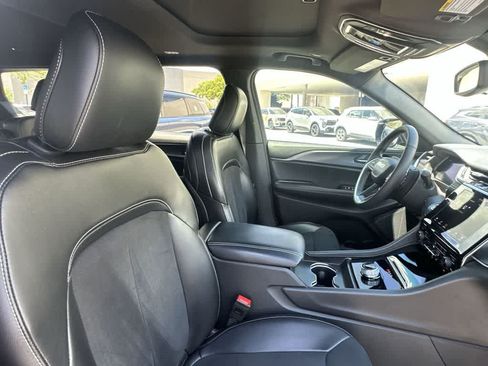 Used 2024 Jeep Grand Cherokee L Altitude RWD image 13
