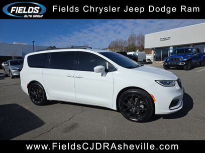 Used 2022 Chrysler Pacifica Touring-L w/ S Appearance Package