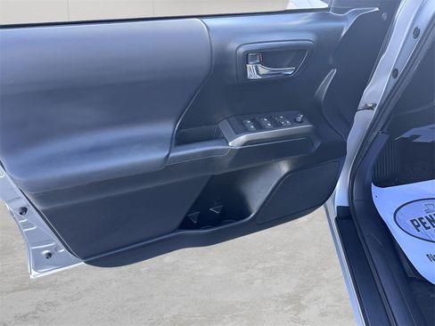 Used 2021 Toyota Tacoma TRD Off-Road image 13