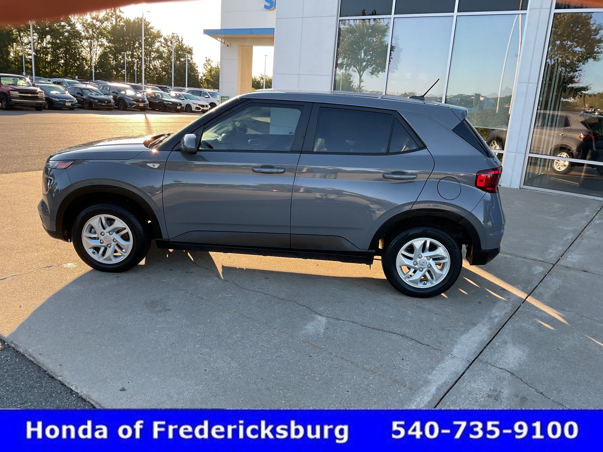 Used 2023 Hyundai Venue SE FWD image 3