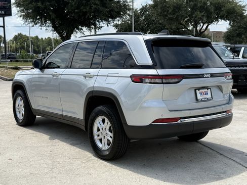 Used 2025 Jeep Grand Cherokee Laredo RWD image 7