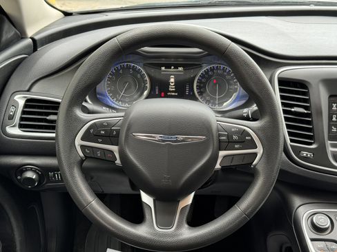 Used 2015 Chrysler 200 Limited image 9