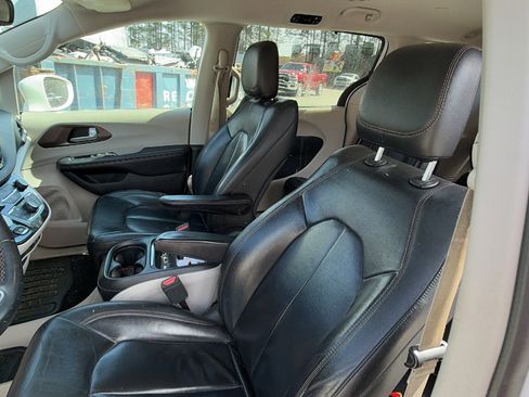Used 2017 Chrysler Pacifica Touring-L image 17