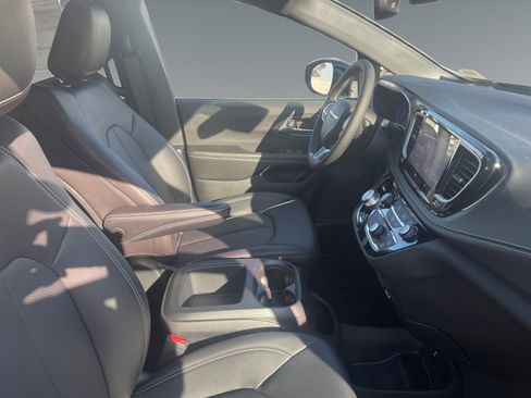 New 2026 Chrysler Pacifica Select image 15