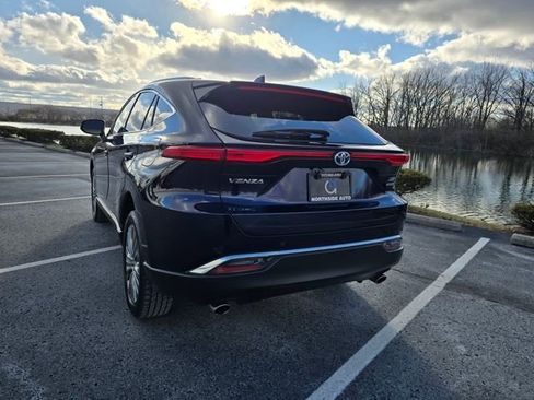 Used 2022 Toyota Venza XLE image 8