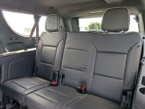 Used 2023 GMC Yukon XL SLT w/ SLT Luxury Package AWD/4WD image 31
