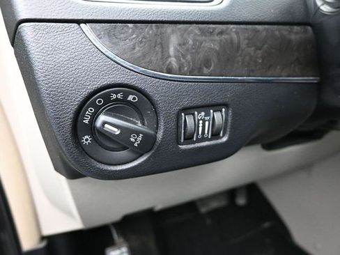 Used 2016 Chrysler Town & Country Touring-L w/ Driver Convenience Group image 15