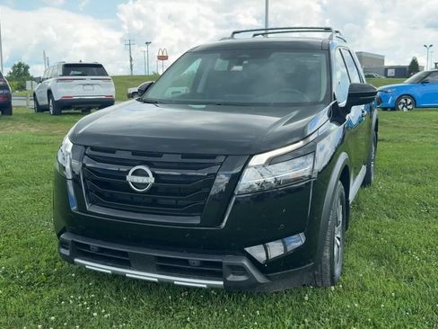 Used 2024 Nissan Pathfinder SL w/ Black Appearance Package AWD/4WD image 2