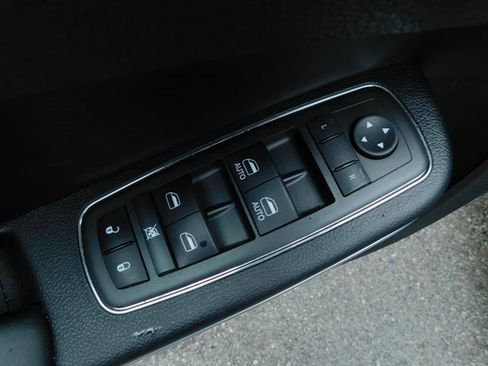 Used 2021 Chrysler 300 Touring L image 8