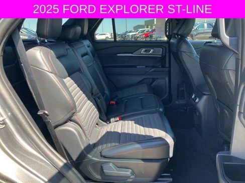 Used 2025 Ford Explorer ST-Line w/ ST-Line Street Pack image 14