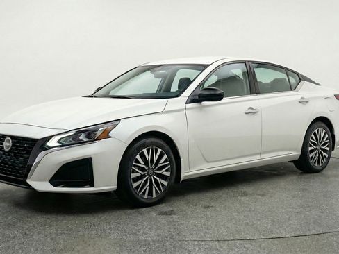 Used 2025 Nissan Altima 2.5 SV FWD image 3