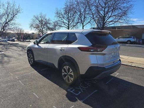 Used 2021 Nissan Rogue SV image 3