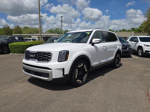 Certified 2025 Kia Telluride S image 4