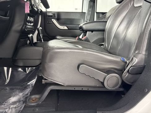 Used 2017 Jeep Wrangler Unlimited Sahara w/ Mopar Chrome Edition Group AWD/4WD image 18
