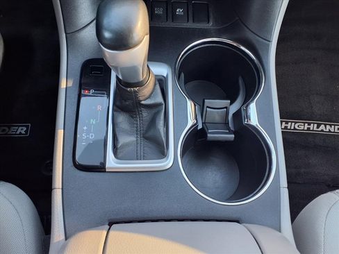 Used 2017 Toyota Highlander LE image 17