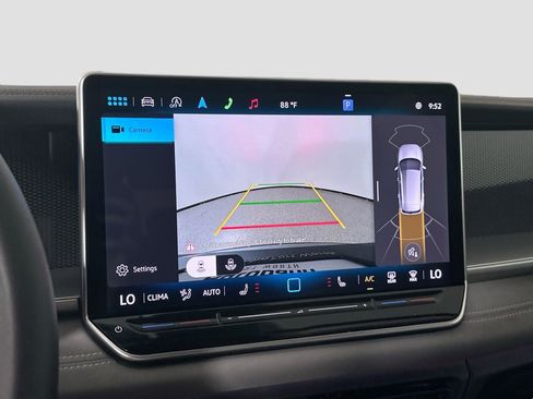 Certified 2025 Volkswagen Tiguan SE image 10