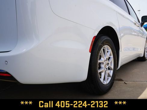 Used 2023 Chrysler Pacifica Touring-L FWD image 7