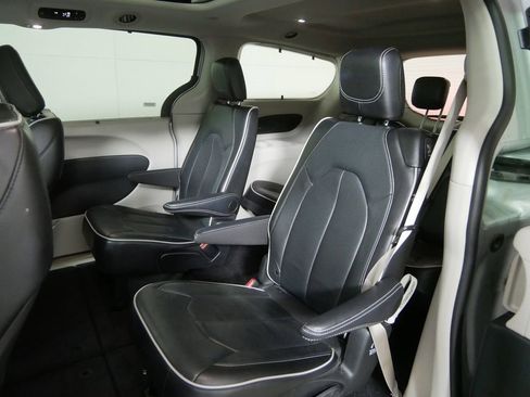Used 2024 Chrysler Pacifica Limited image 18