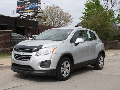 Used 2016 Chevrolet Trax LS FWD image 2