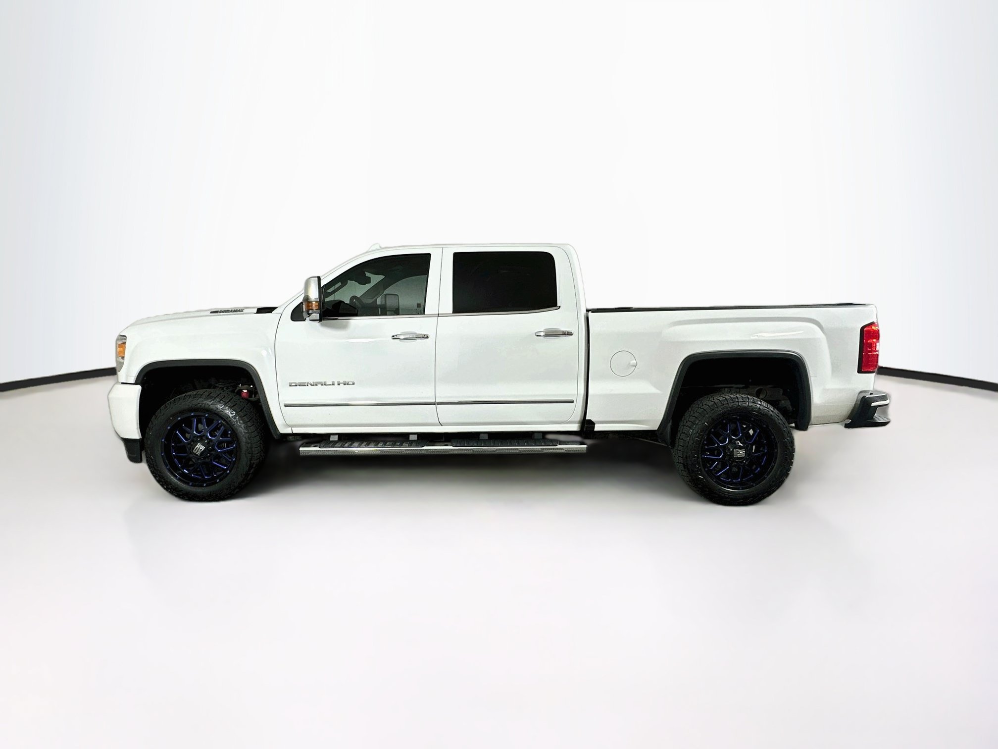 Used 2017 GMC Sierra 2500 Denali w/ Duramax Plus Package AWD/4WD image 4