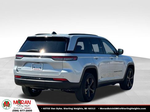 Used 2023 Jeep Grand Cherokee Altitude AWD/4WD image 4