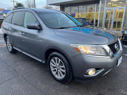 Used 2015 Nissan Pathfinder SV image 4