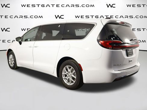 Used 2024 Chrysler Pacifica Touring-L image 48