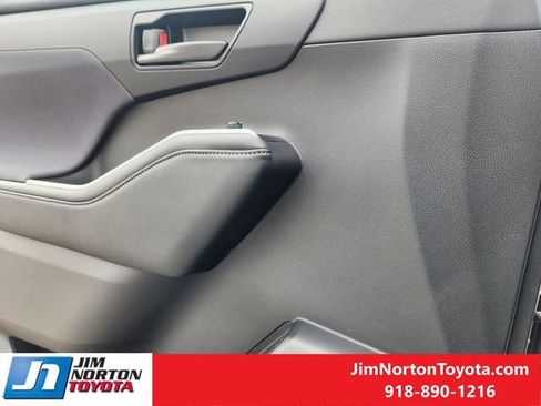 Used 2023 Toyota Highlander LE image 27