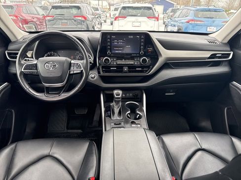 Used 2022 Toyota Highlander XLE image 11