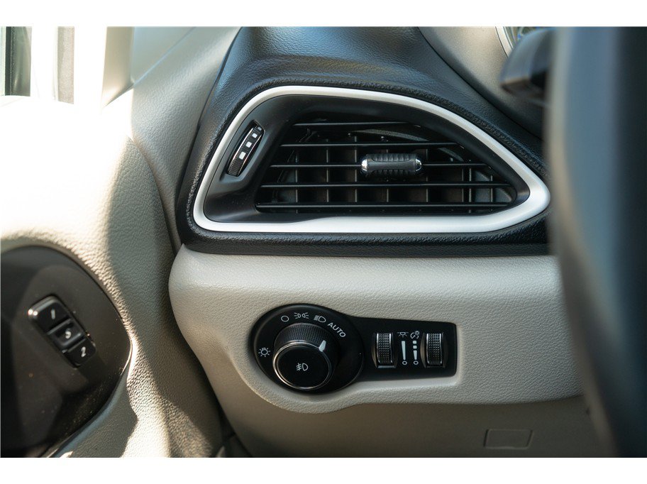 Used 2023 Chrysler Pacifica Touring-L FWD image 11