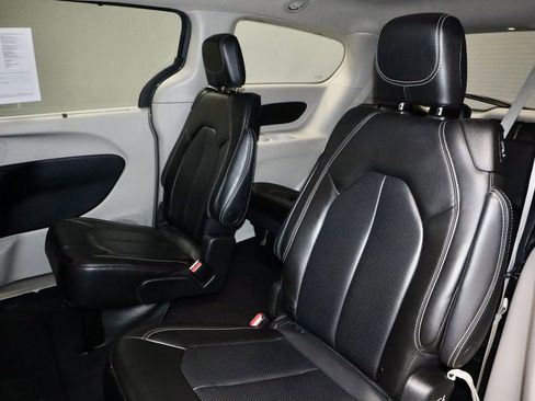 Used 2023 Chrysler Pacifica Touring-L image 20