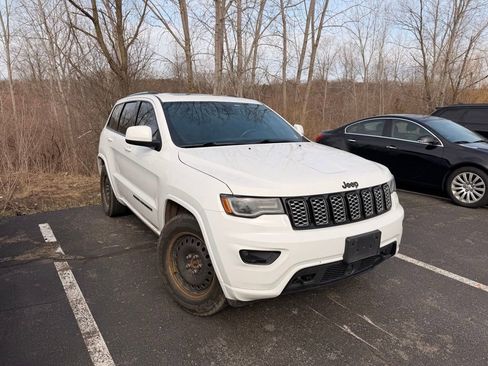 Used 2020 Jeep Grand Cherokee Altitude image 3