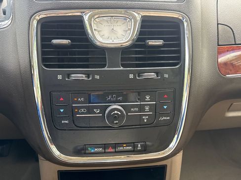 Used 2013 Chrysler Town & Country Touring FWD image 24