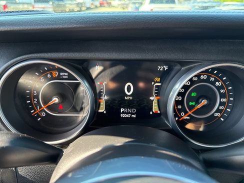 Used 2018 Jeep Wrangler Unlimited Sahara AWD/4WD image 31