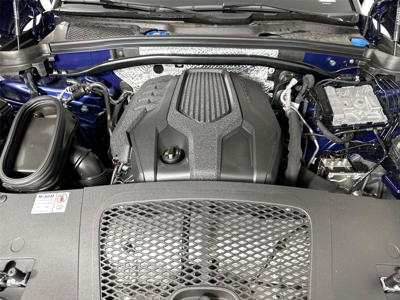 Certified 2024 Porsche Macan AWD/4WD image 38