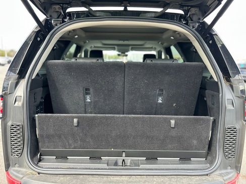 Used 2017 Land Rover Discovery First Edition image 30