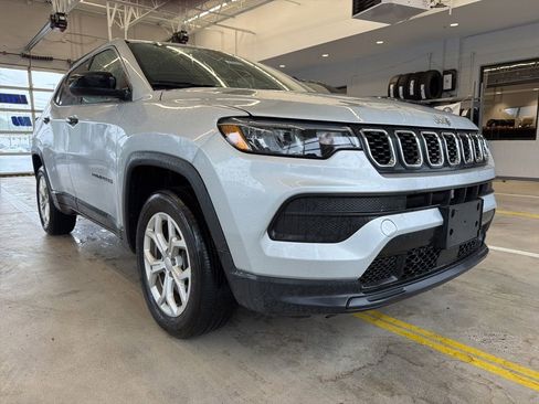 Used 2024 Jeep Compass Sport AWD/4WD image 3