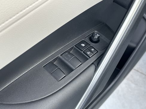 Certified 2023 Toyota Corolla Cross L image 15