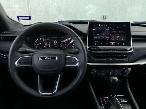 Used 2025 Jeep Compass Trailhawk image 13