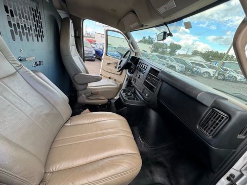 Used 2017 Chevrolet Express 2500 image 10