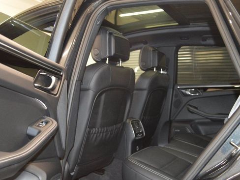 Used 2025 Porsche Macan image 37