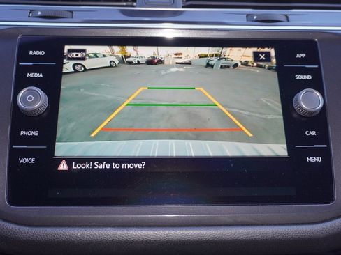 Used 2022 Volkswagen Tiguan SE image 18