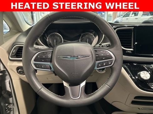 Used 2024 Chrysler Pacifica Touring-L image 16