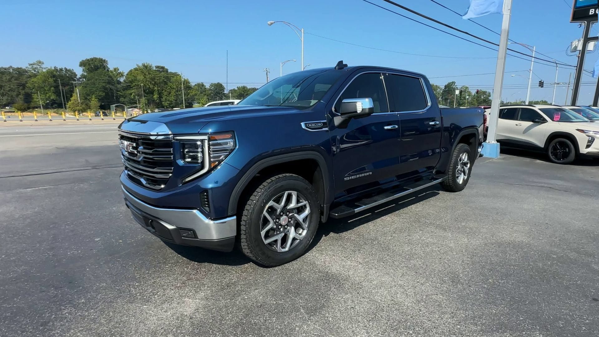 Certified 2023 GMC Sierra 1500 SLT w/ SLT Premium Package AWD/4WD image 4