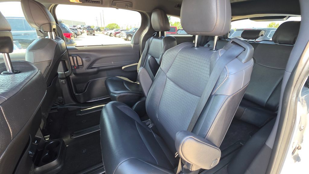 Used 2022 Toyota Sienna XLE Woodland Edition AWD/4WD image 13