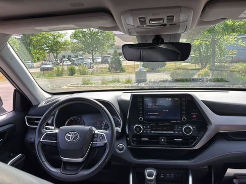 Used 2022 Toyota Highlander XLE AWD/4WD image 15